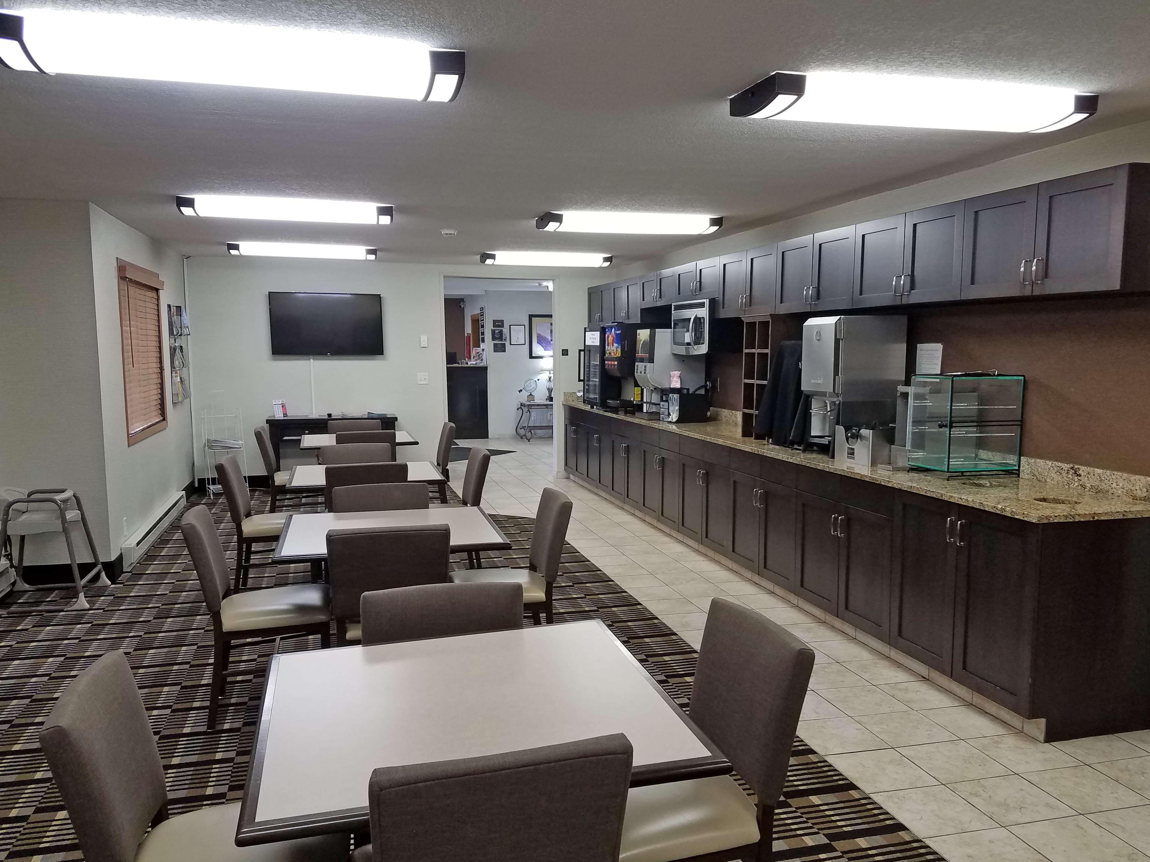 Americas Best Value Inn And Suites Bismarck Exterior photo